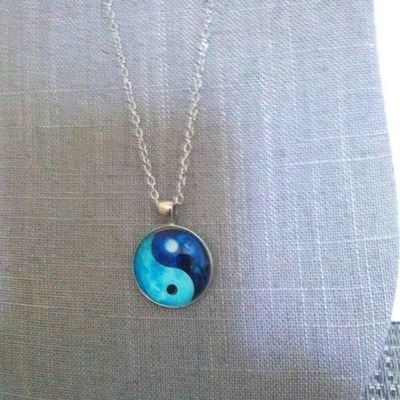 Day & Night Ying Yang Necklace - Picture 8 of 9